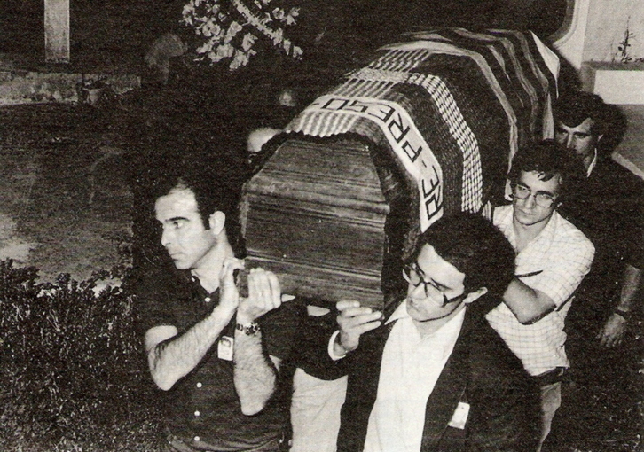 El féretro con el cuerpo de Txiki, en Zarautz.