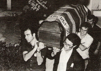 El féretro con el cuerpo de Txiki, en Zarautz.