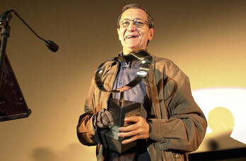 Eloy de la Iglesia, con el premio Amalur que recibió en 2002.