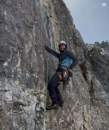 Baptiste Obino Ecrins-eko mendilerroan eginiko eskaladako loturaren bide batean.