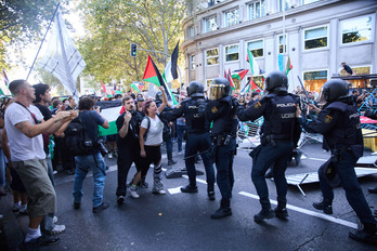 Policías frente a manifestantes por Palestina, el domingo en el centro de Madrid.