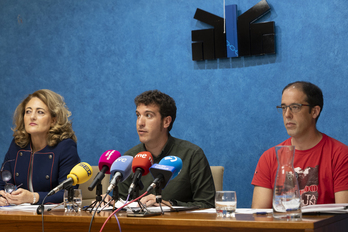 Susana Castanera y Xabier Alcuaz, en el centro, han trasladado al Parlamento la alerta de la FNMC sobre la despoblación en Nafarroa.