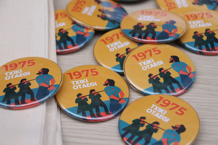 Zarautzen antzeztuko den ‘1975’ ikuskizuna iragartzen duten txapaz.