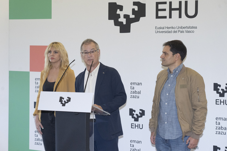Estitxu Garai, Joxerramon Bengoetxea y Asier Blas, en la rueda de prensa de este miércoles.