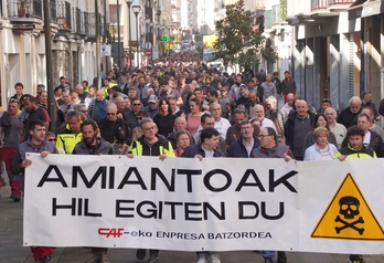 Víctimas del amianto concentrándose en Beasain, Gipuzkoa, en el día de la salud laboral.
