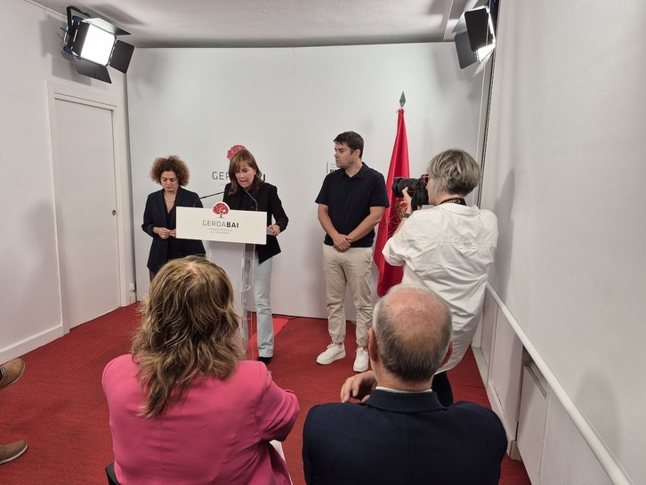 Uxue Barkos comparece flanqueada por Blanca Regúlez y Pablo Azcona. Ana Ollo y Fernando Domínguez les observan desde las sillas.