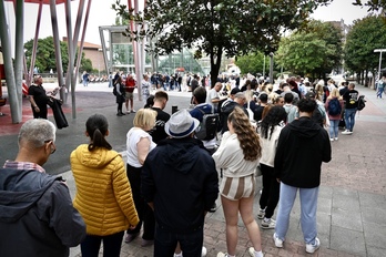 Cola de cruceristas en el exterior de la estación de metro de Algorta.