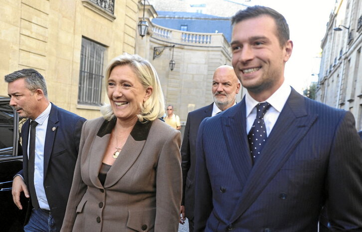 Marine Le Pen y  Jordan Bardella, a su llegada al Hotel Matignon