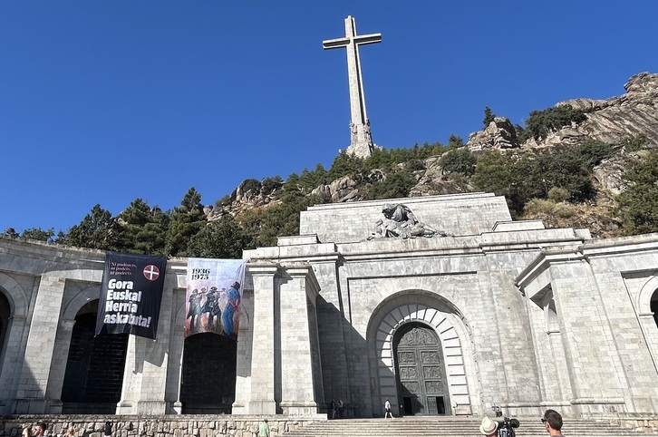 Imagen del Valle de los Caídos con las dos pancartas colgadas por Sortu.