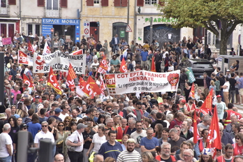 Milaka lagun batu dira sindikatuek deituriko martxara, Baionan.