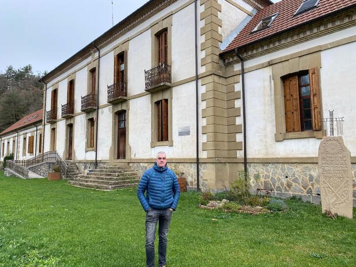 Eneko Egiguren, director de la Escuela de Pastores Gidari, junto a la antigua escuela de Erronkari, donde se impartirán los cursos.