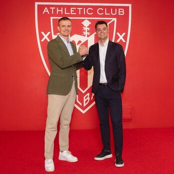 Uriarte, junto al director deportivo, Mikel González.