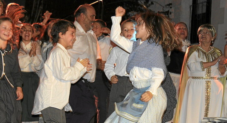 Phileas Fogg jaun ingelesaren abenturak kontatzen dituen «Munduari bira 80 egunetan» eleberria antzerkira eraman dute Ihabarren.