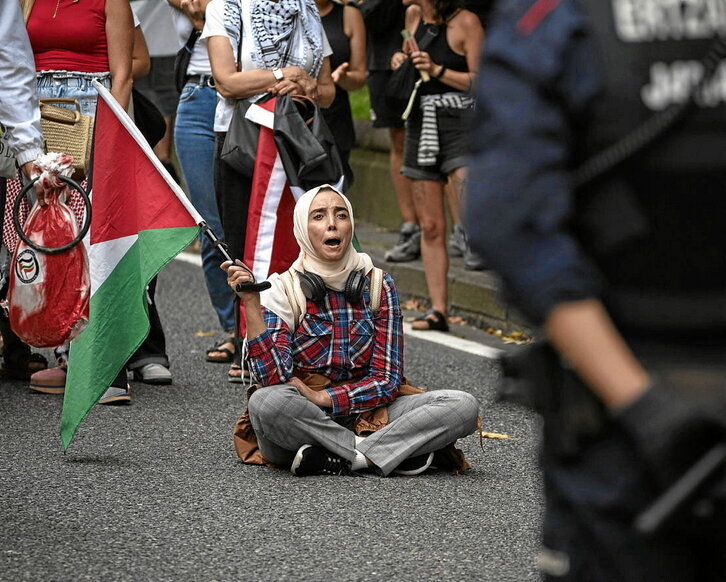 Manifestari bat, Vueltako Bilboko etapan errepidean eserita.