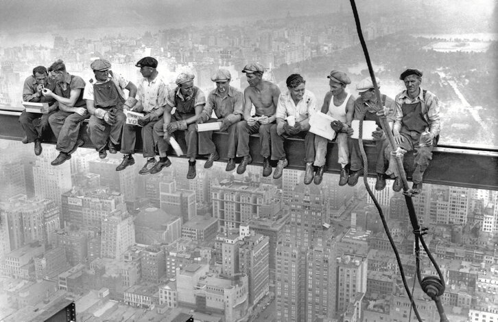 «Lunch atop a Skyscraper» 1932ko argazki ikonikoan, Balmasedako herritar bat ageri da langileen artean.
