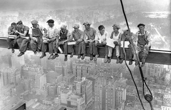 «Lunch atop a Skyscraper» 1932ko argazki ikonikoan, Balmasedako herritar bat ageri da langileen artean.