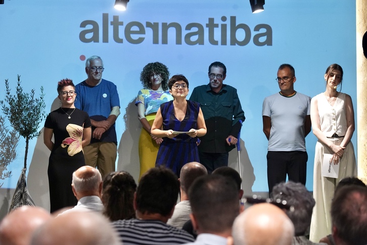 María del Río toma la palabra junto al resto de personas responsables de Alternatiba.