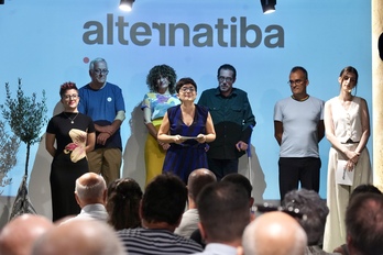 María del Río toma la palabra junto al resto de personas responsables de Alternatiba.