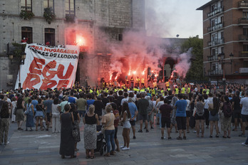 Bengalas y una pancarta anunciando la huelga en la manifestación de este jueves tarde en Laudio.