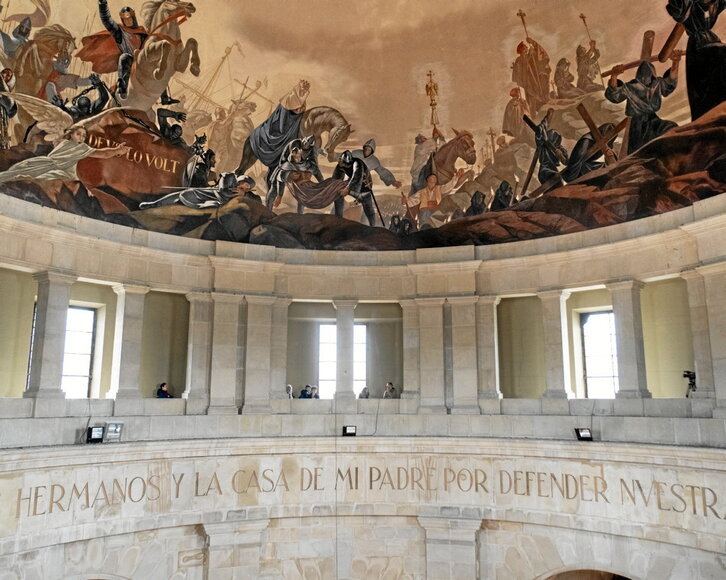 Imagen del interior del Monumento a los Caídos de Iruñea.
