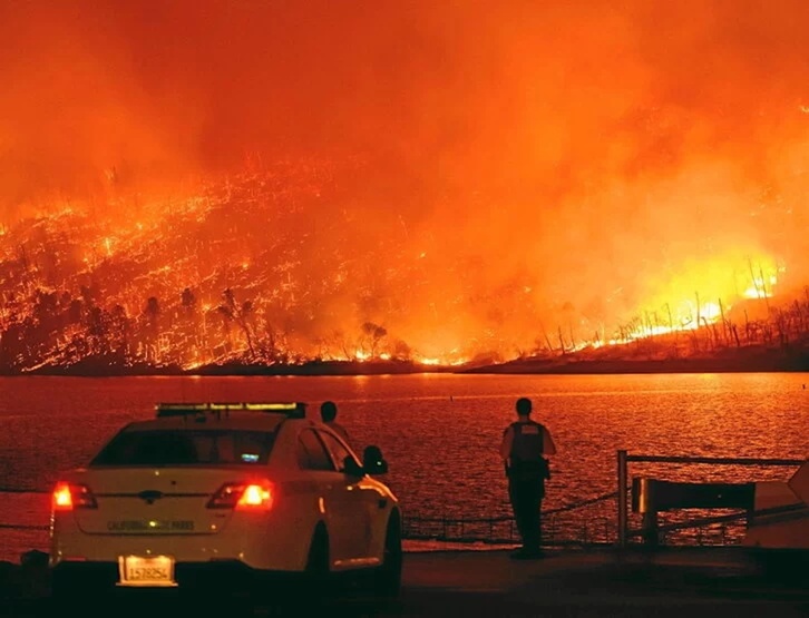 Dos policías observan uno de los incendios que se desató el año pasado en California.