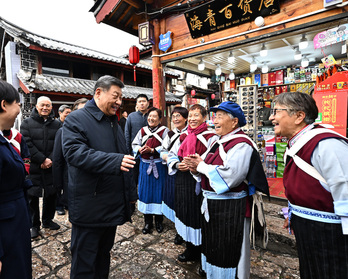 El presidente de China, Xi Jinping, charla con los residentes de la viaja ciudad de Lijiang durante una visita a la región de Yunnan