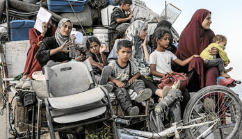 Una de las miles de familias palestinas que huyen hacia el sur de la Franja.