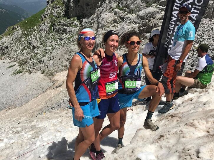 Naiara Irigoyen –erdian– kilometro bertikalean lehiatuko da; iaz, ISF federazioko Munduko Txapelketa irabazi zuen.