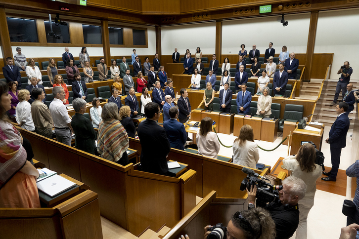 Minuto de silencio en el Parlamento de Gasteiz por el genocidio que sufre Palestina.