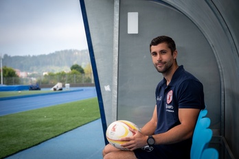 Suso Romero, sentado en uno de los banquillos de Altamira.