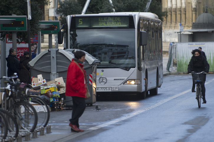 Imagen de archivo de un autobús urbano de Tuvisa en el centro de Gasteiz. 