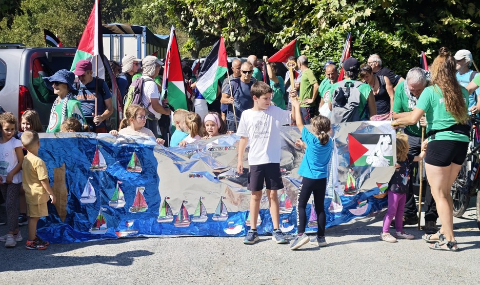 Umeek beraiek egindako marrazkiak oparitu dituzte.