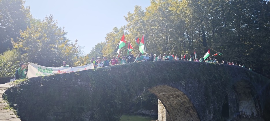 Berako San Migel zubian egin zioten harrera ostegunean Doneztebetik zetorren martxari.