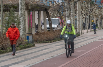 Pertsona bat, hiritik bizikletan mugitzen.