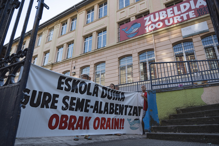 Zubeldia eskolako sarreran pankarta bat zabaldu dute eskola duina aldarrikatuz.