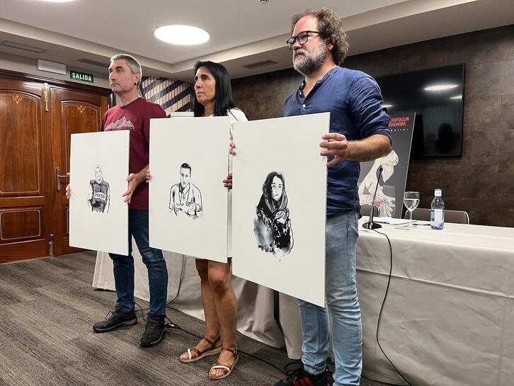 Ibon Meñika, Nekane Balluerka eta Eneko Gerrikabeitia, Maitane Azurmendiren obrak eskuetan dituztela.