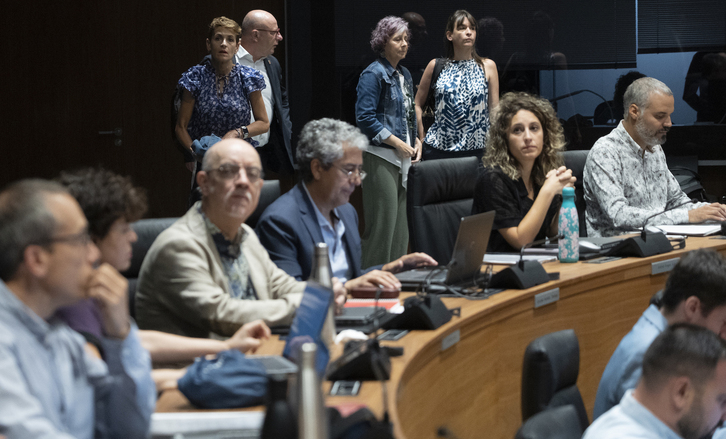 Chivite se acerca a su escaño en el último pleno pasando por detrás de la bancada de EH Bildu.