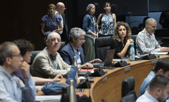 Chivite se acerca a su escaño en el último pleno pasando por detrás de la bancada de EH Bildu.