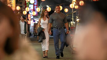Emily Blunt y Dwayne Johnson, en una escena de «The Smashing Machine», de Benny Safdie. Un drama deportivo sobre las artes marciales mixtas que fue premiado en el Festival de Venecia a la mejor dirección.