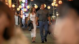 Emily Blunt y Dwayne Johnson, en una escena de «The Smashing Machine», de Benny Safdie. Un drama deportivo sobre las artes marciales mixtas que fue premiado en el Festival de Venecia a la mejor dirección.