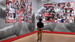 Una de las obras de la exposición «Another day. Another night», de la estadounidense Barbara Kruger, que en el Museo Guggenheim de Bilbo reúne piezas realizadas durante cinco décadas.