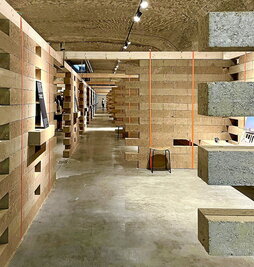 En la página anterior, sucesión de umbrales del espacio expositivo. Junto a estas líneas, detalle de los muros de bloques de tierra compactada.