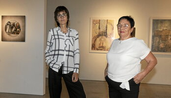Tere Ormazabal argazkilaria (ezkerrean) eta Esperanza Yunta margolari eta grabatzailea, Itsasmuseumeko erakusketan.