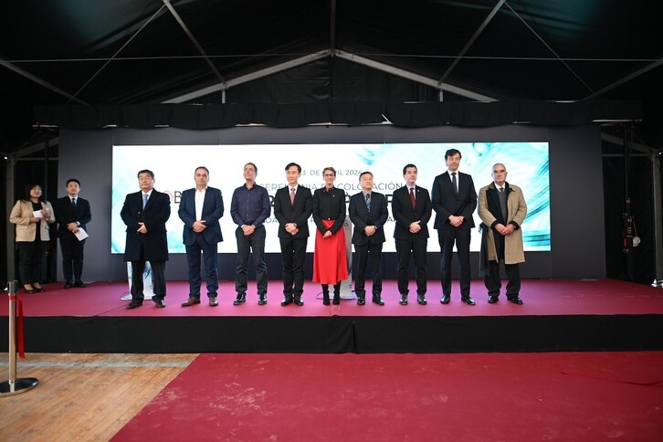 Acto de colocación de la primera piedra de la planta de ensamblaje de baterías de Mobis en Noain.