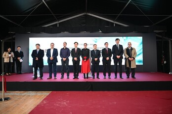 Acto de colocación de la primera piedra de la planta de ensamblaje de baterías de Mobis en Noain.