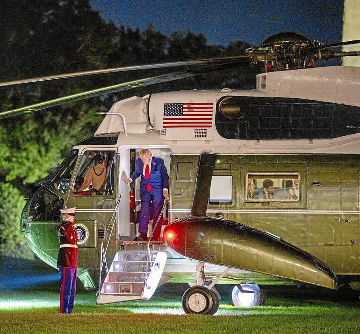 El presidente de EEUU, Donald Trump, baja del avión a su llegada a la Casa Blanca.