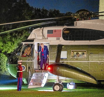 El presidente de EEUU, Donald Trump, baja del avión a su llegada a la Casa Blanca.