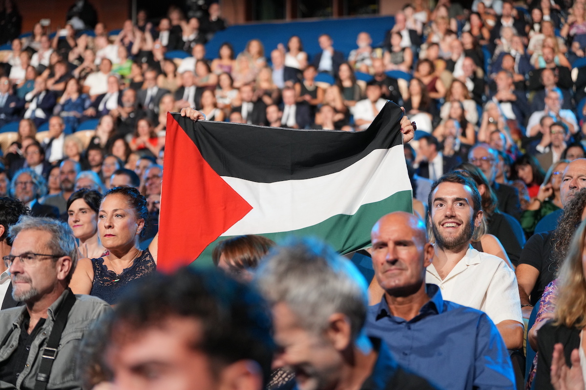 Una bandera palestina en el interior del Kursaal. (Unanue | Europa Press)