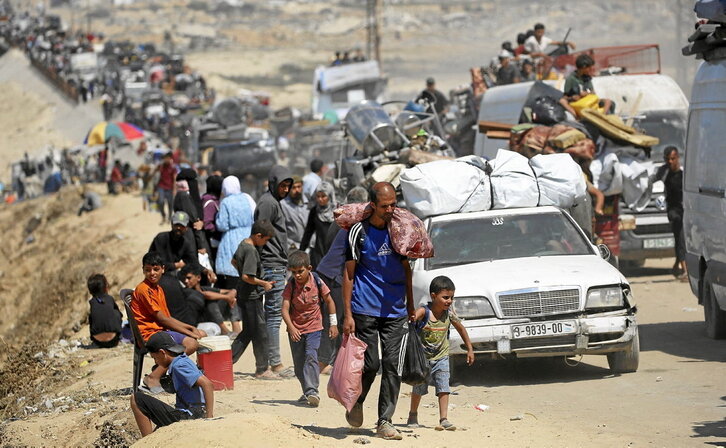 Palestinos de la Ciudad de Gaza se desplazan hacia el sur con sus pertenencias.