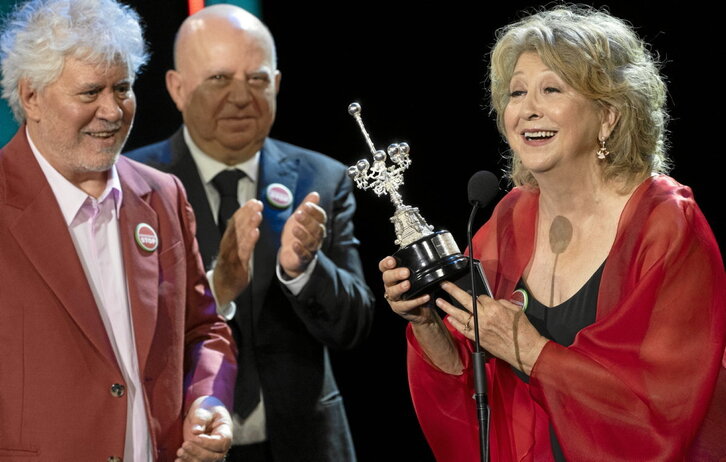 Esther García recogió el primer Premio Donostia de esta edición de manos de Pedro y Agustín Almodóvar.